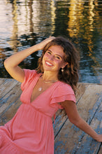 Load image into Gallery viewer, *Rare Finds* Dainty Gold Seashell Necklace
